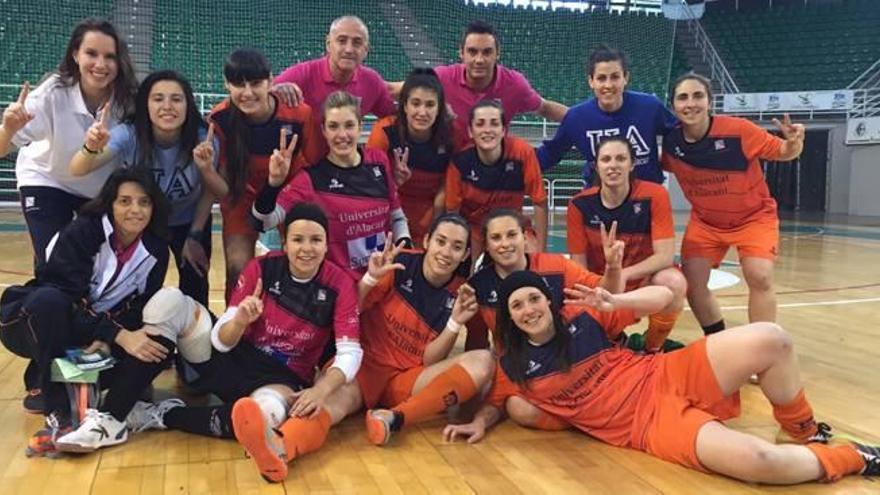 Las jugadoras y el cuerpo técnico de la UA celebra su tercer título universitario en Cáceres.