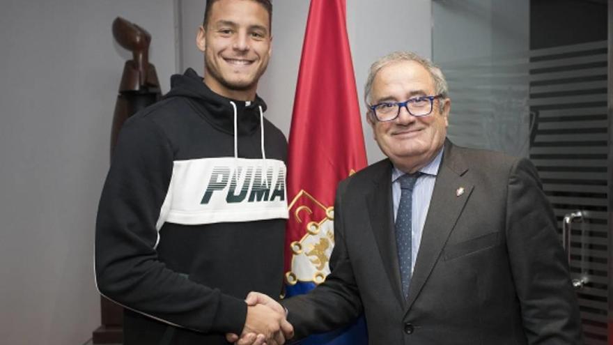 Tano posa junto a Luis Sabalza, presidente de Osasuna.