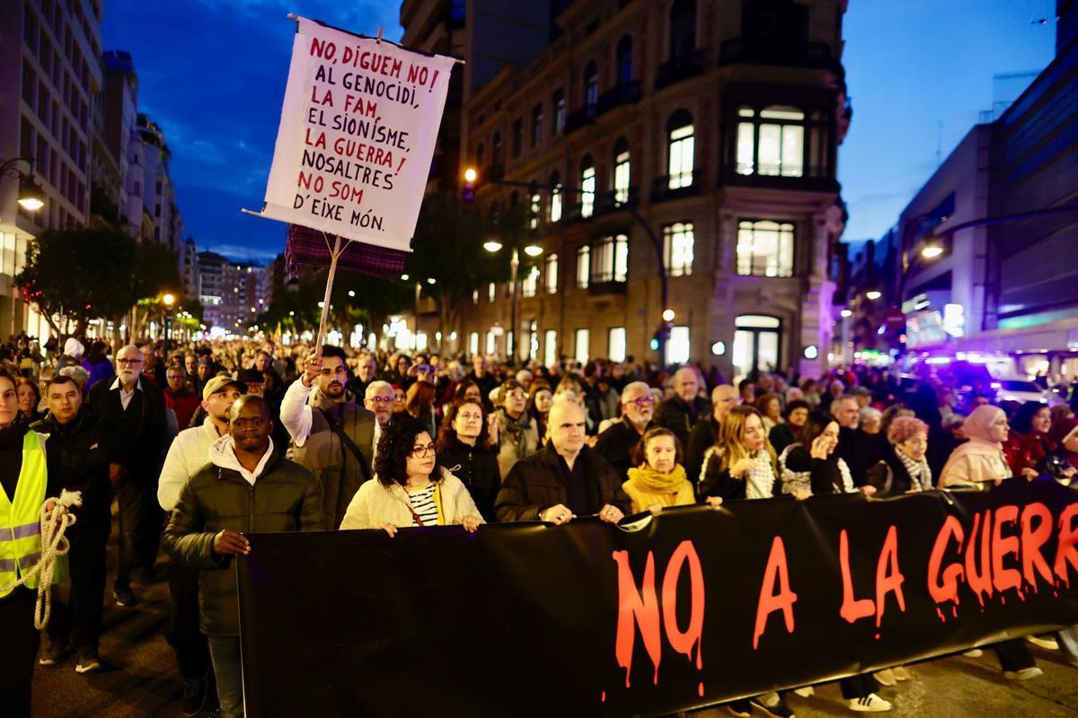 Manifestantes recorren las calles de València en la protesta por la guerra en Oriente Medio