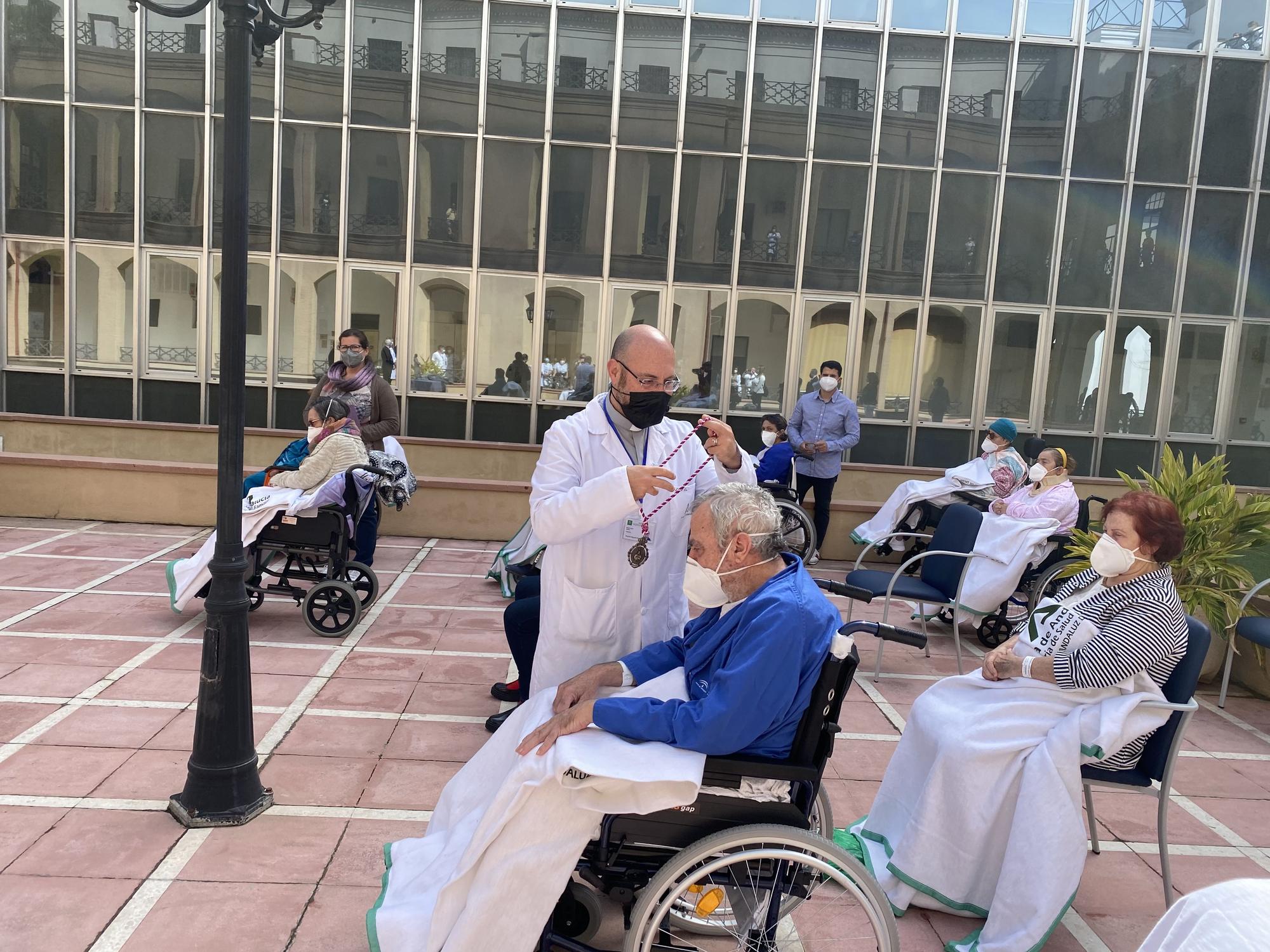 El Cautivo y la Trinidad visitan a los pacientes del Hospital Civil