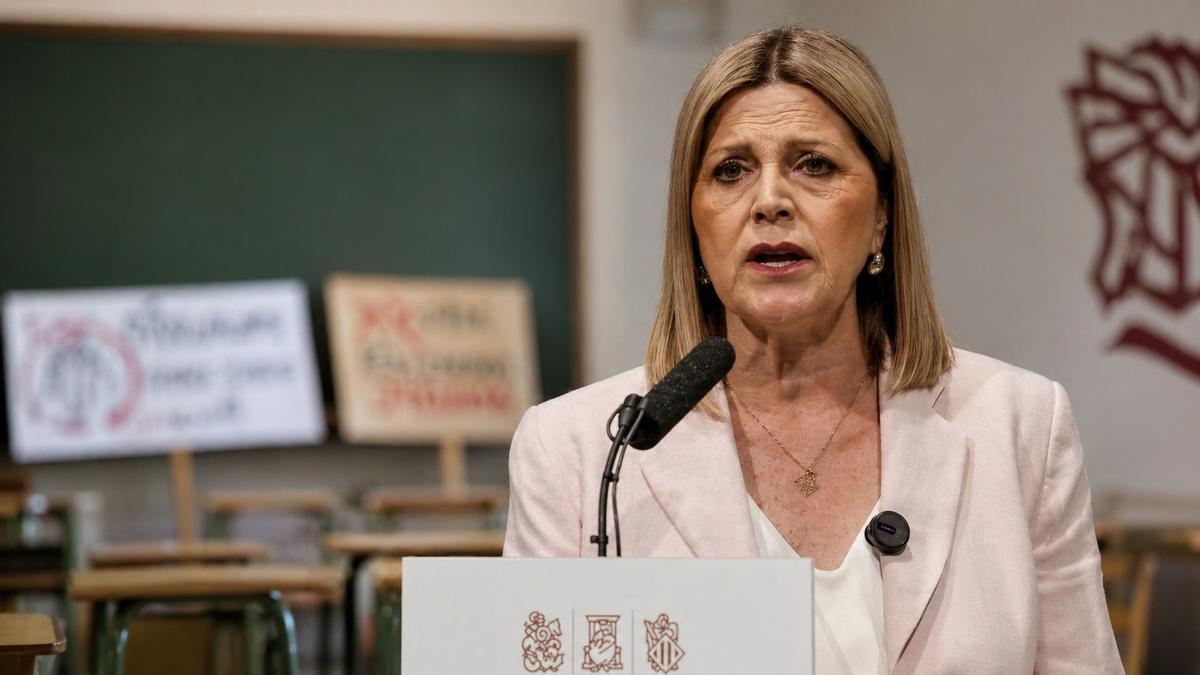 La consellera de Educación, Mari Carmen Ortí, con el fondo de un montaje de un aula vacía.