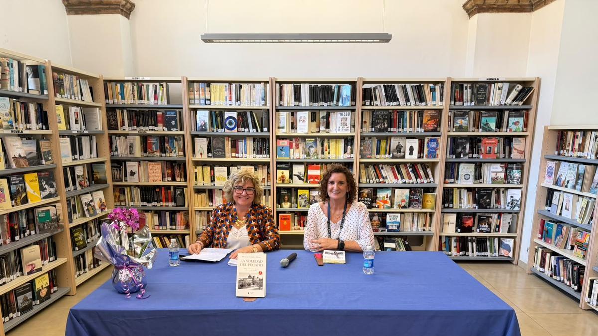 Eli García y Mercedes Caballero durante la presencia del libro