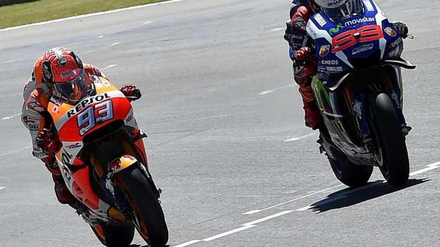 Jorge Lorenzo supera a Marc Márquez en la línea de meta. // Ettore Ferrari