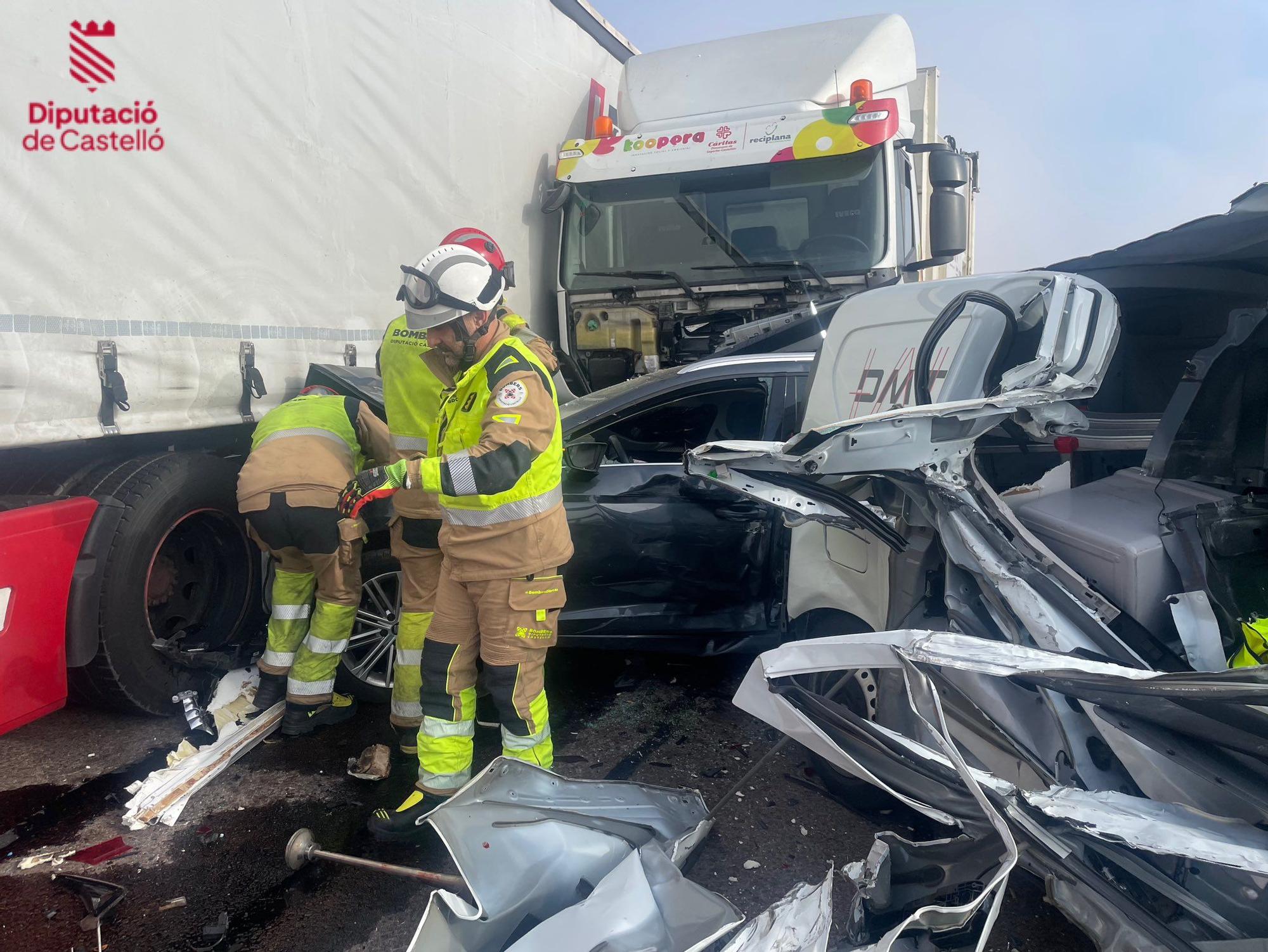 Un accidente múltiple con 40 coches implicados y un atrapado corta la AP-7