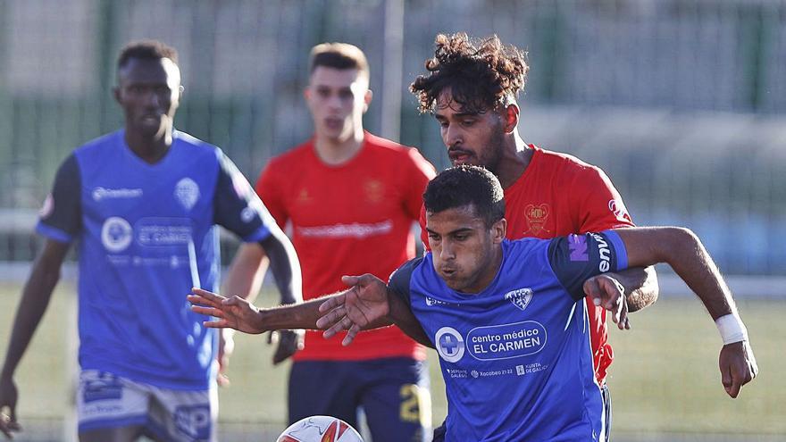 Un jugador del Choco presiona a uno del Ourense B, en el partido de ayer. | // RICARDO GROBAS