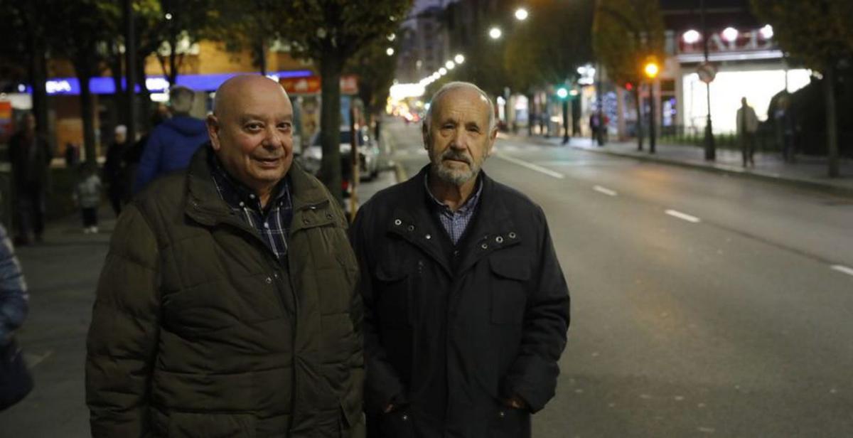 Álvaro Tuero y Luciano González, ayer, en la avenida de Galicia, donde han retirado la iluminación. | M. L.