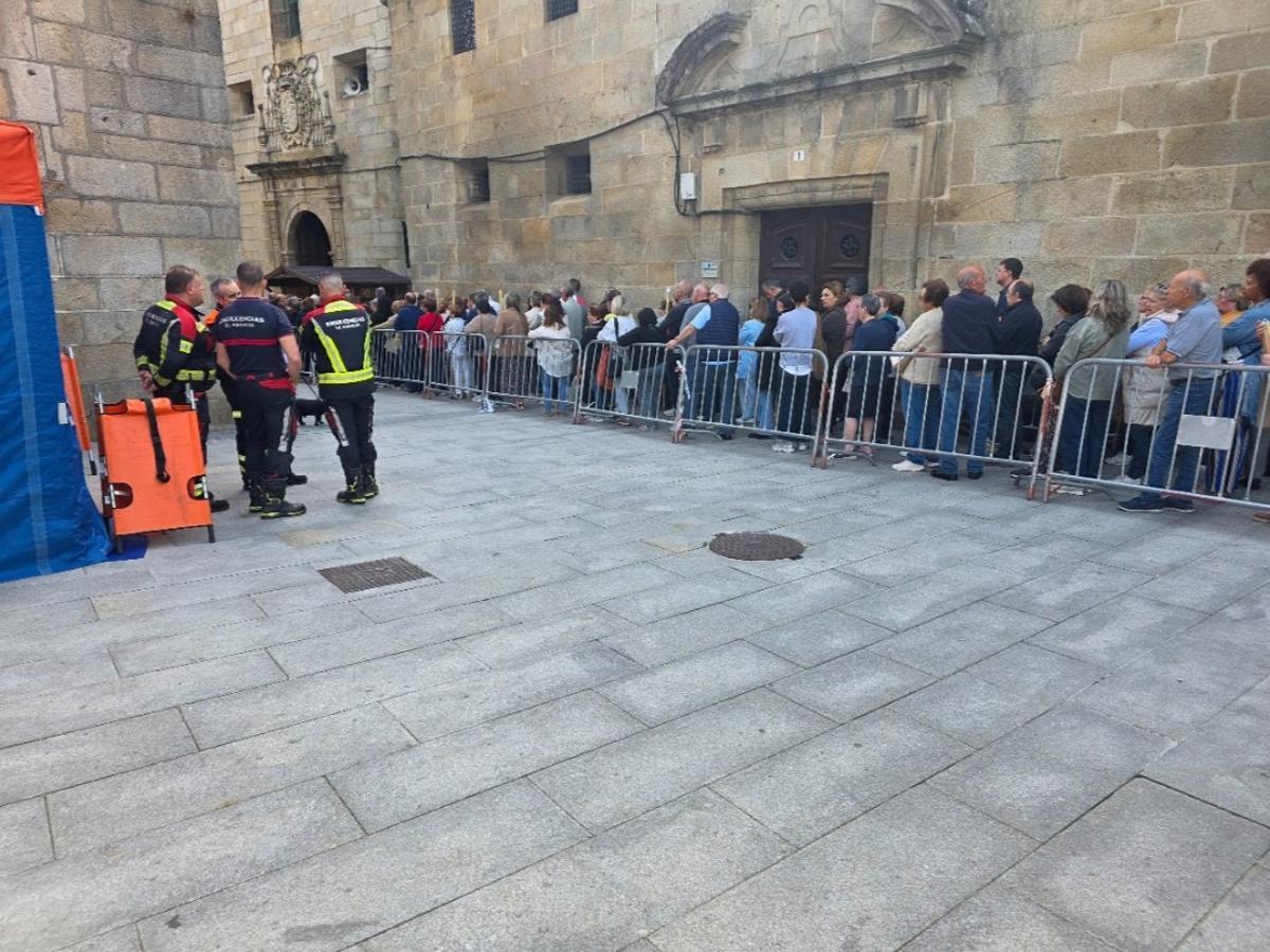 Efectivos de Policía Local y Emergencias controlan la zona.