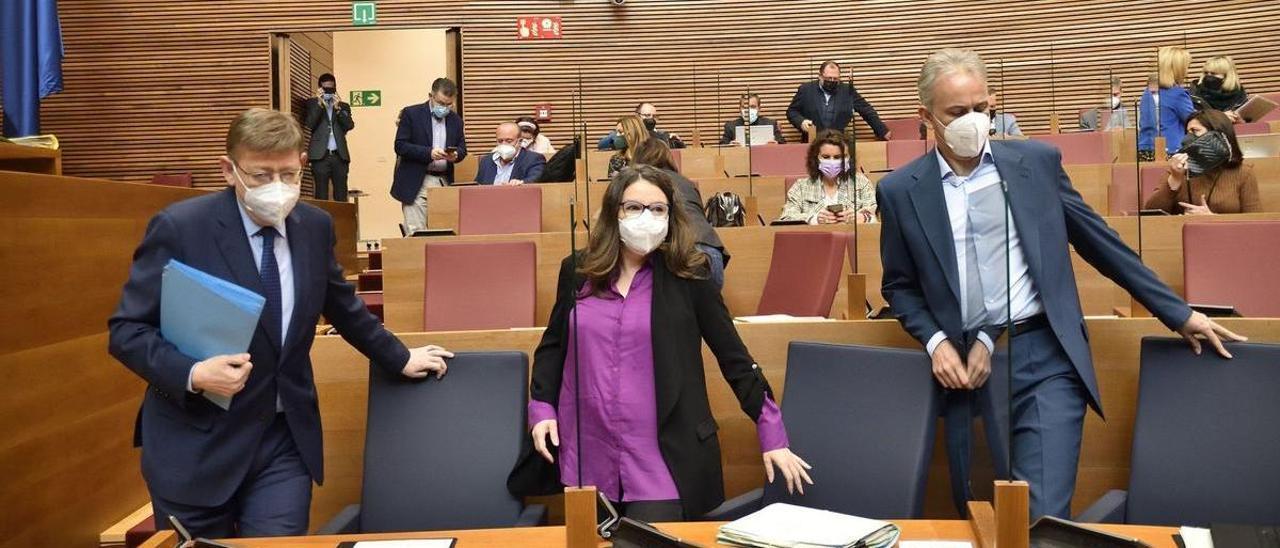 El jefe del Consell, Ximo Puig, y los vicepresidentes, Mónica Oltra y Héctor Illueca, en una sesión plenaria en las Cortes.