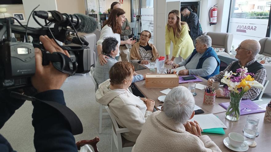 Visita de la conselleira de Política Social Fabiola García al centro de día Saraiva en Novo Milladoiro Ames