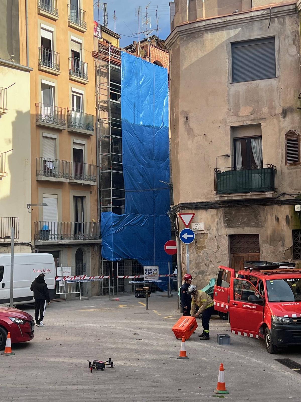 La casa cremada està avui ja tapada amb una lona per evitar la caiguda de trossos de façana