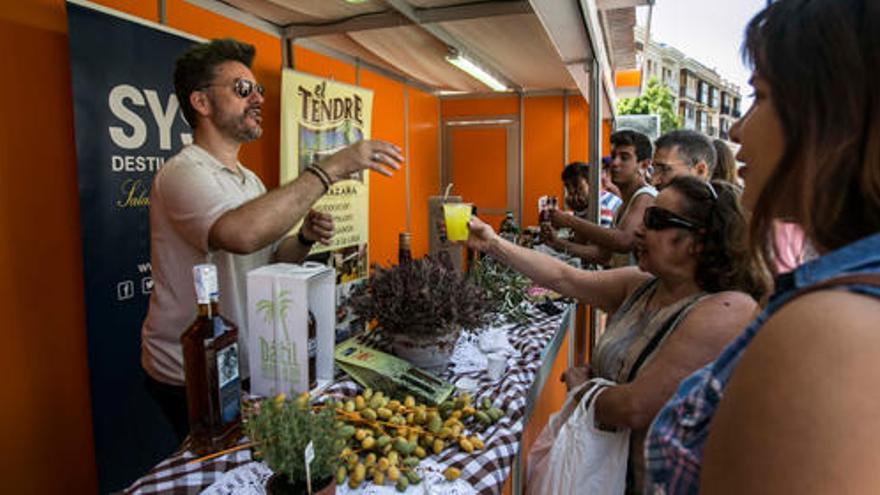 Un expositor para degustar productos típicos de la ciudad.