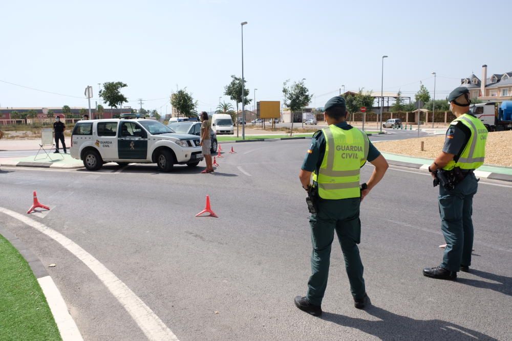 Despliegue de la Guardia Civil en el barrio del Rincón de Redován para poner coto a la venta al menudeo de droga