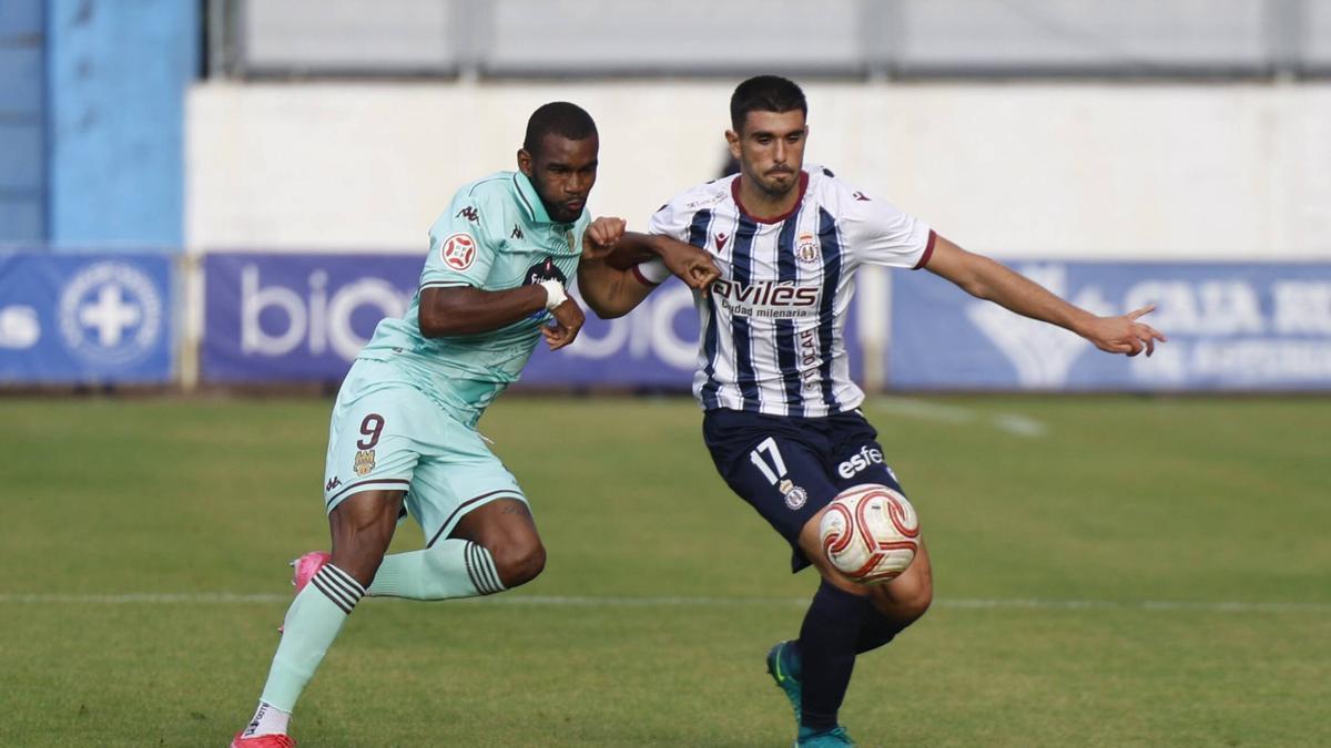 Mángel pelea por un balón con Mba