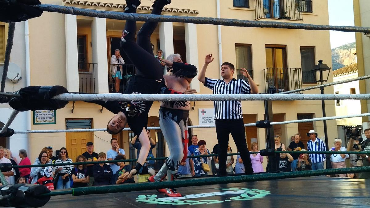 Un luchador lanza a otro por los aires