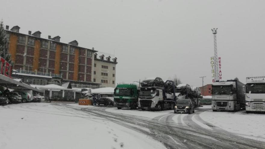 La nieve obliga a circular con cadenas por la A-52 en Zamora