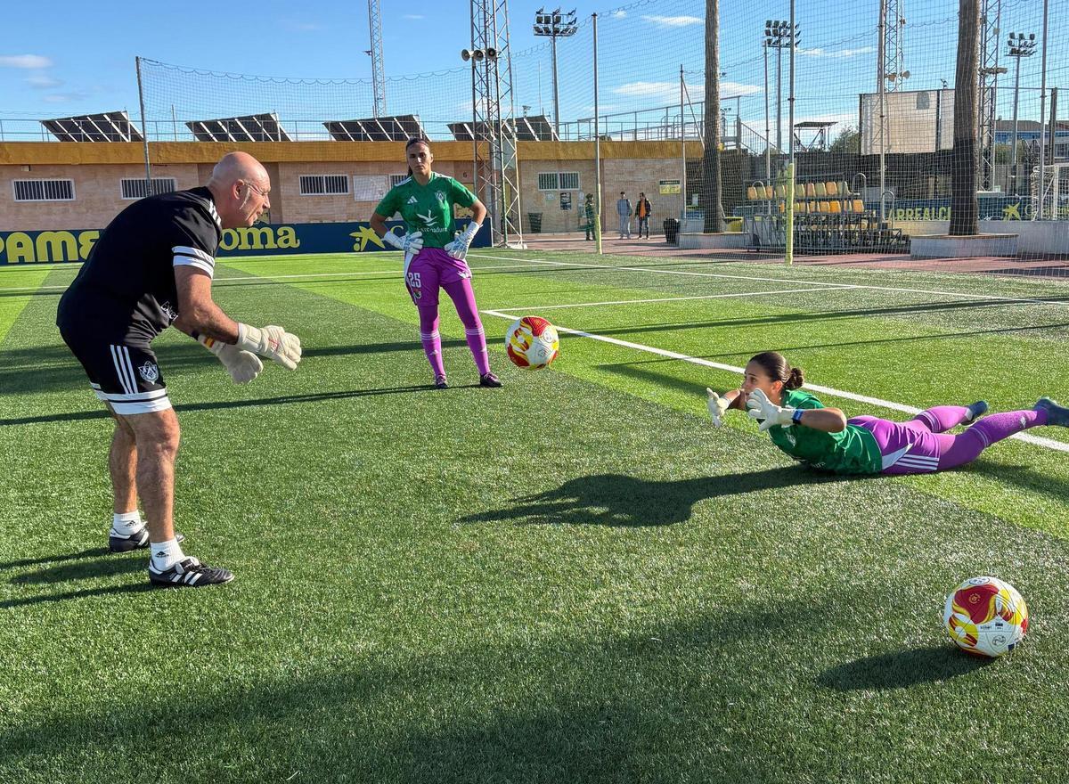 Con Tatiana y Delia Baz, antes de un partido en Villarreal.