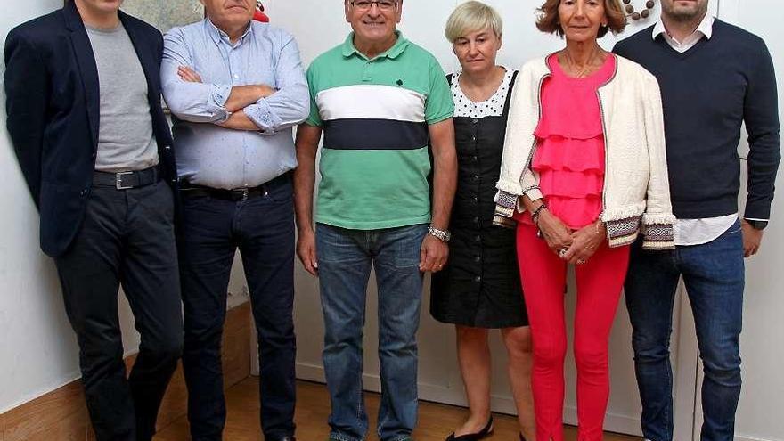 La familia donante junto al presidente de Cáritas Parroquial de A Estrada. // Bernabé/ Juan Carlos Asorey
