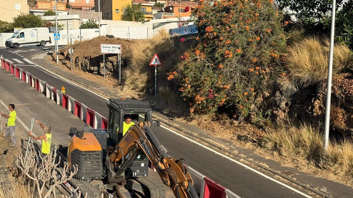 La instalación de las canalización obligan al cierre de un carril de la carretera de Ciudad Jardín.