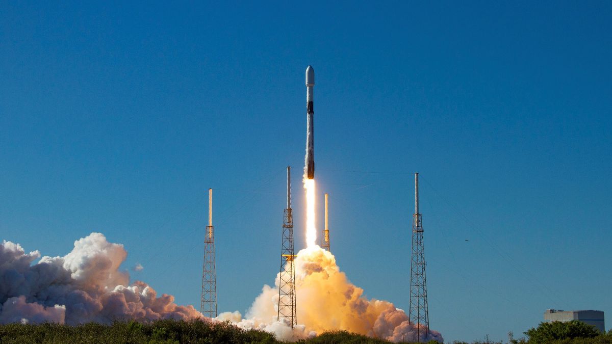 SpaceX puso en órbita el primer satélite desarrollado por una startup brasileña.
