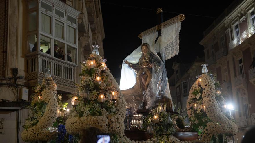 El manto infinito de promesas de la Piedad inunda las calles de Cartagena