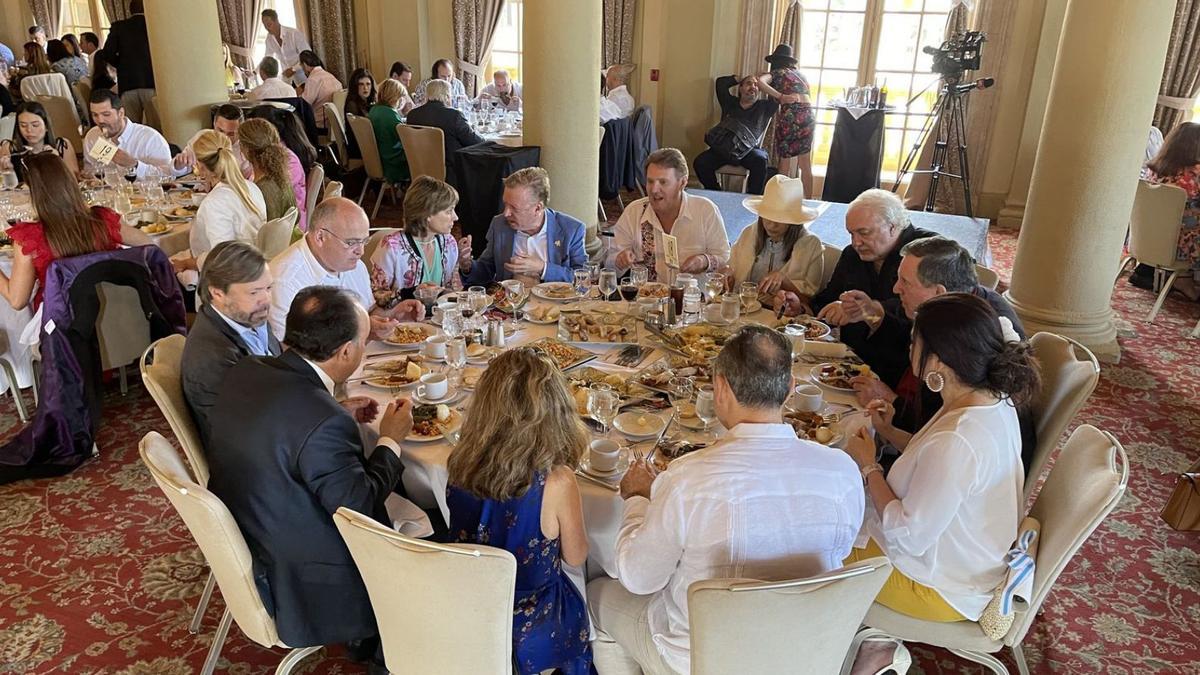 Mesas en el salón del hotel donde se celebró el ágape. 