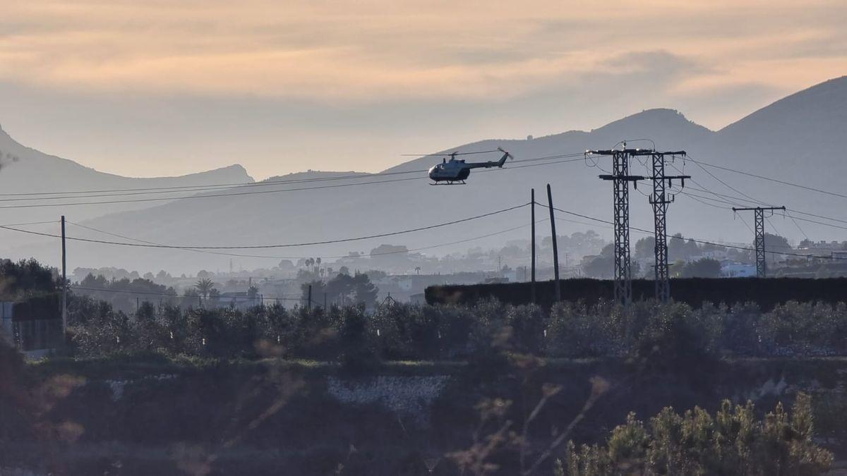 El helicóptero de la Guardia Civil sobrevuela Benitatxell.