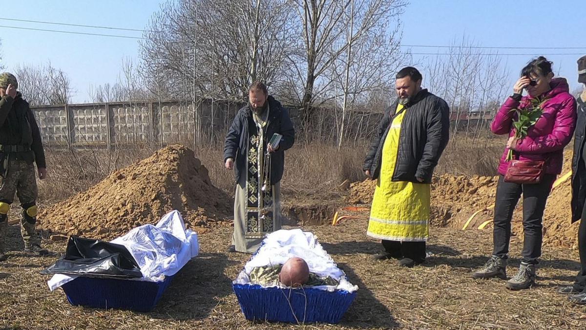 Funeral a Txernígov per dues persones mortes en els bombardejos russos. | EFE