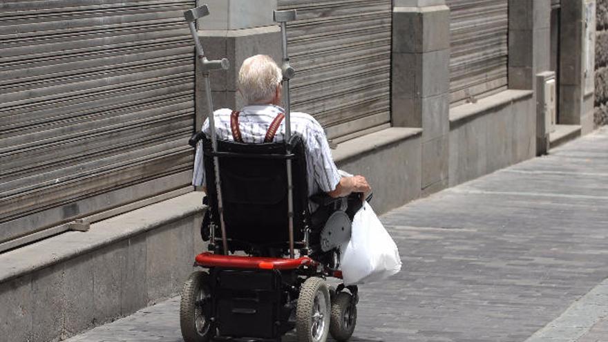 Un dependiente circula por la capital grancanaria.