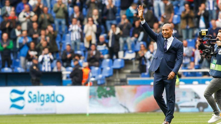 Mauro Silva saluda a la afición en un homenaje recibido en Riazor en 2017.