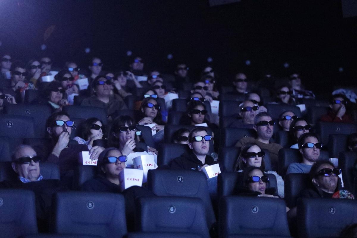 Girona. Cinemes Ocine. Espectadors veient Avatar 3 amb les ulleres de 3D posades.