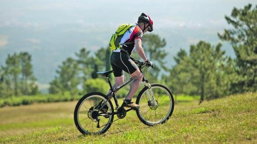 Un ciclista en el alto de la sierra de Pulide, en las inmediaciones del área recreativa.