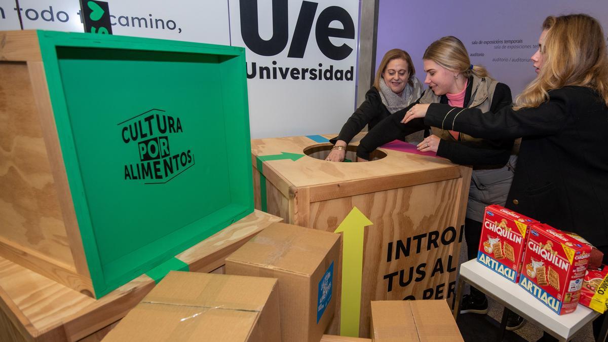 Varias particulares hacen su donación para el programa Cultura por alimentos.