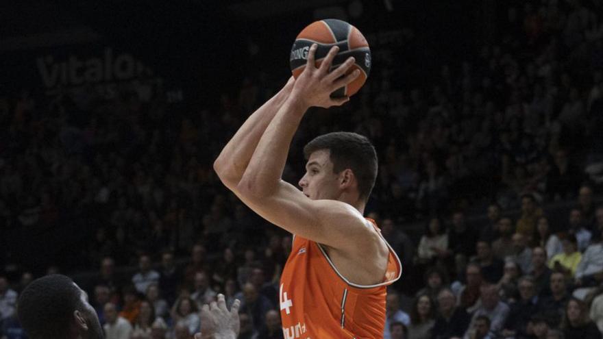 Un coloso Pradilla y el ‘Big Three taronja’ ponen en pie a la Fonteta ante el Milán