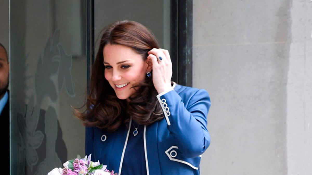 Kate Middleton con vestido y abrigo azul de Jenny Packham en Londres