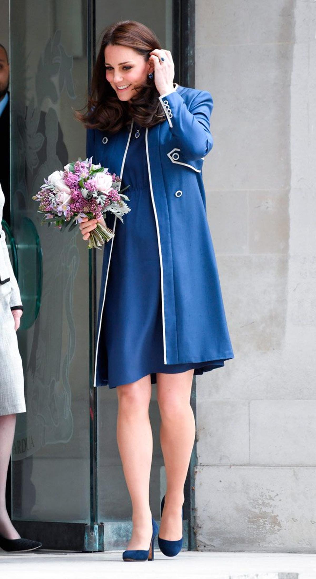 Kate Middleton con vestido y abrigo azul de Jenny Packham en Londres