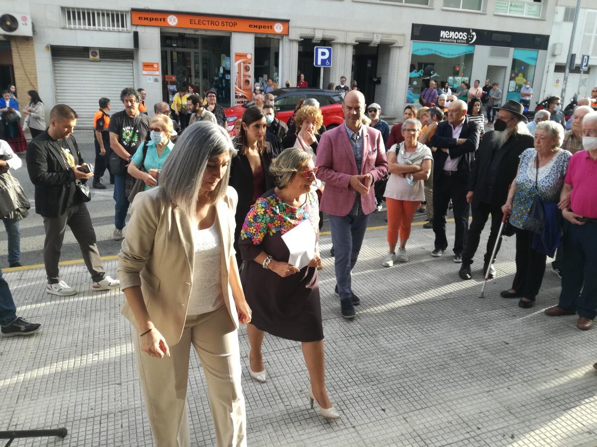 La alcaldesa de Cangas y la edil de Cultura acceden al auditorio.