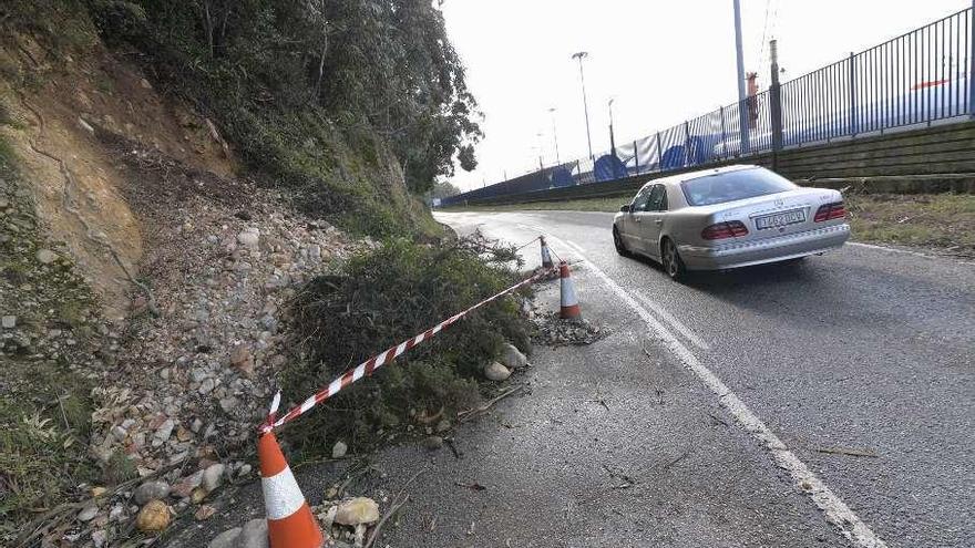 Un peligroso argayo mantiene cortado un carril de la carretera al faro