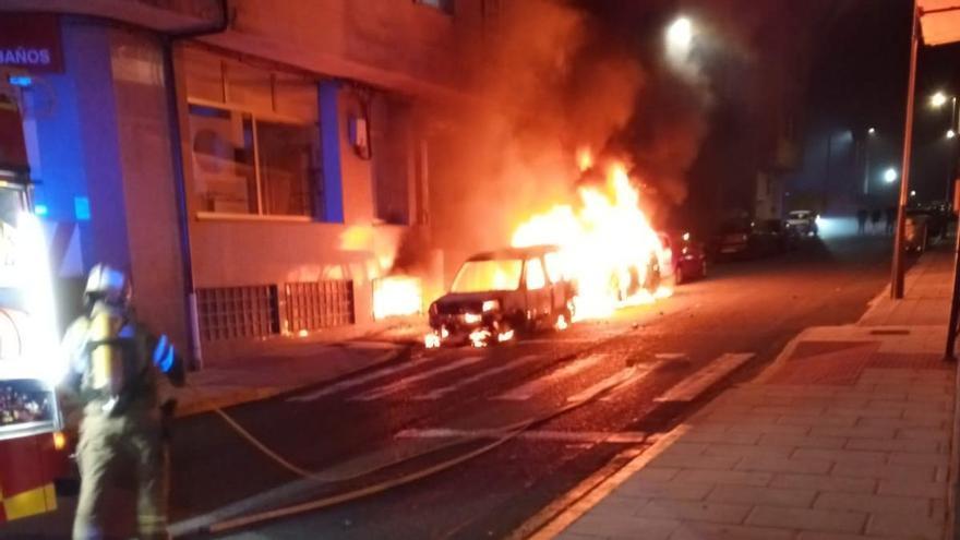 Arden dos vehículos de madrugada en Vila de Cruces