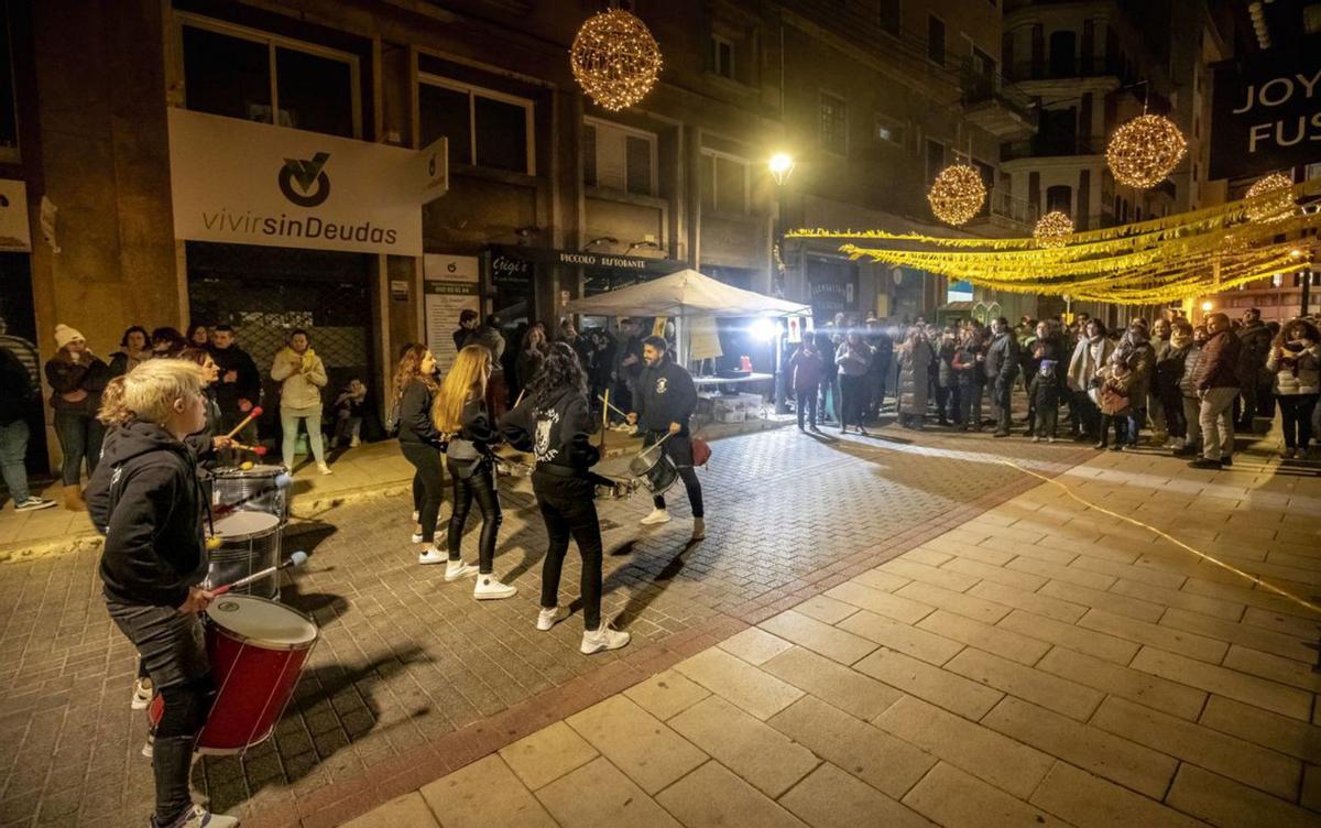 Trabucats decoró la calle con guirnaldas y trajo a su batucada. | B.RAMON