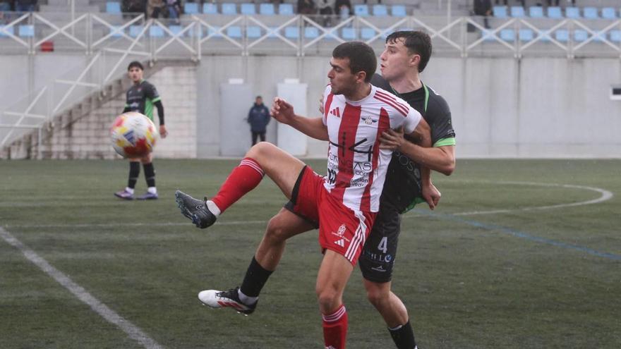 Manufre protege un balón ante un futbolista rival en el campo de O Morrazo.