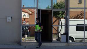 José Luis Moreno pasa la noche en comisaria. En la foto, policía en los estudios de José Luis Moreno tras la detención del productor, el martes, en Madrid.