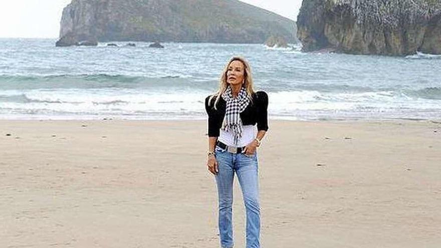 Carmen Lomana, ayer, en la playa de La Palombina de Celorio. En el recuadro, un selfie de Lomana con el niño David Sallés
