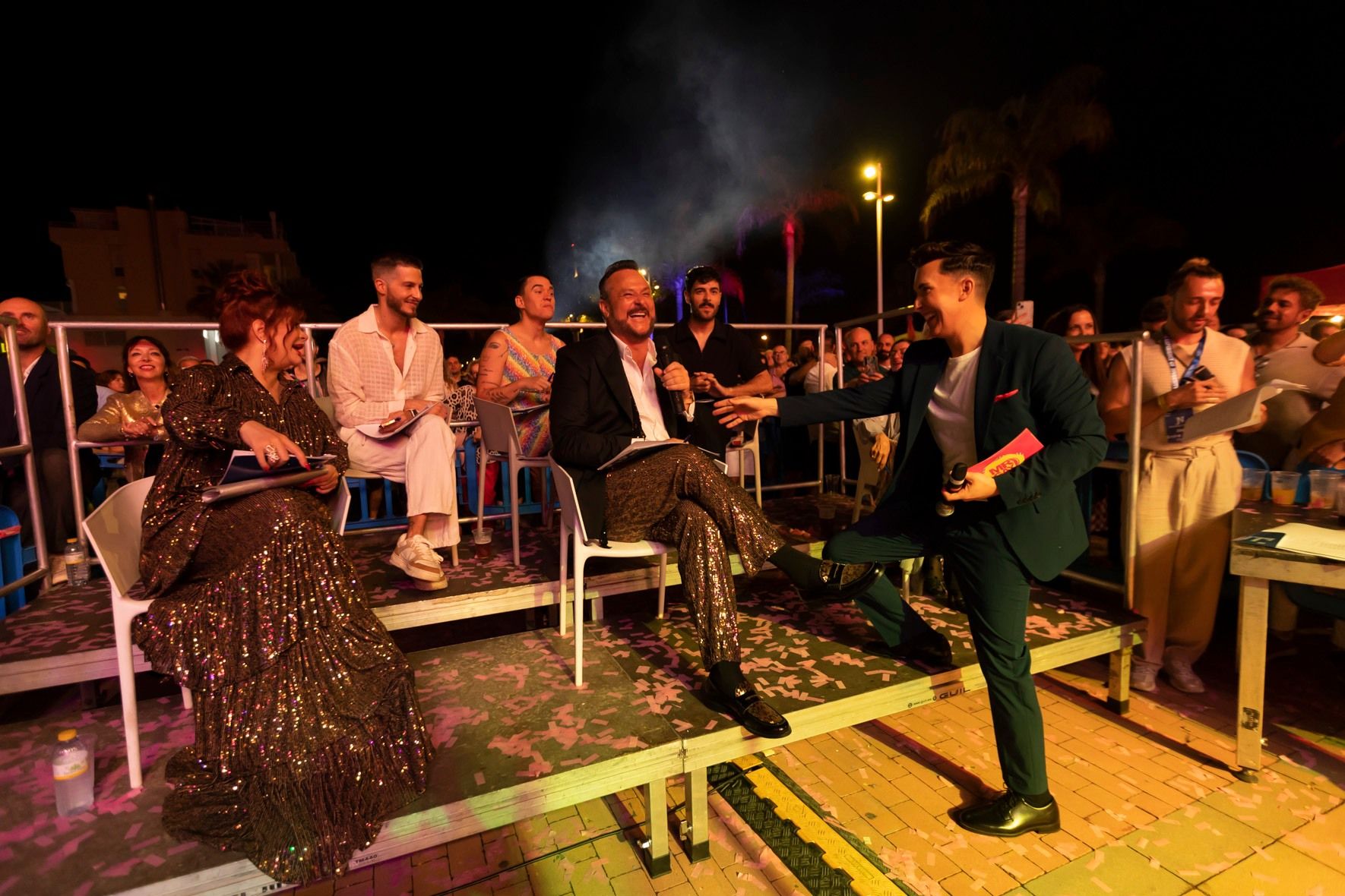 Gala y desfile Mr. Gay en la playa de Gandia