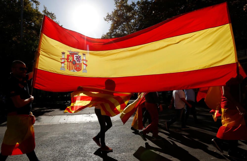 Desenes de milers de persones omplen Barcelona a favor de la unitat d''Espanya
