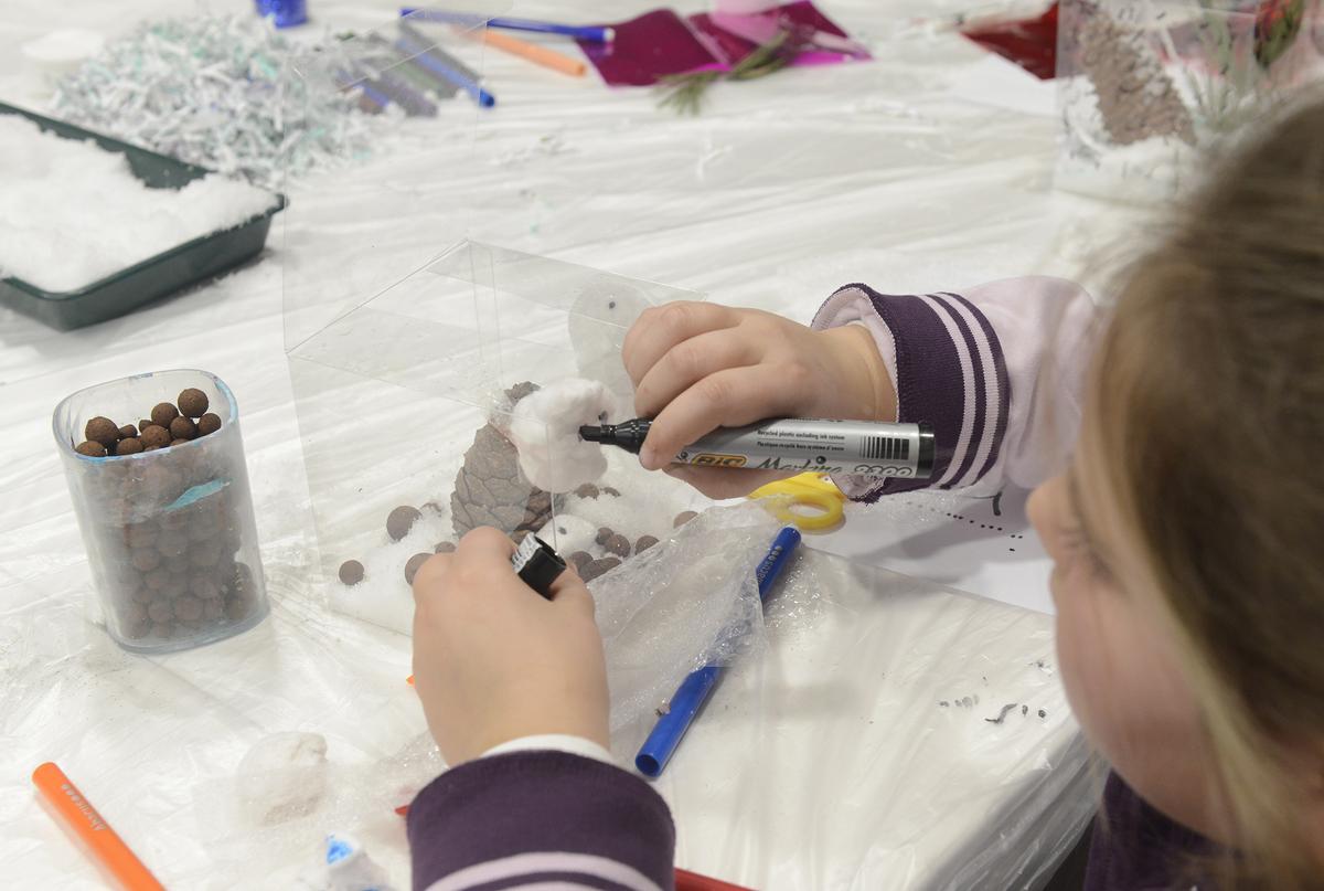 Una niña pinta y decora en una de las actividades del año pasado.