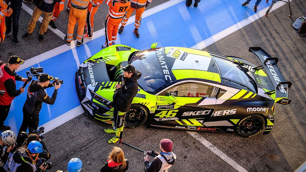 Rossi acaparó la atención en su estreno en coches