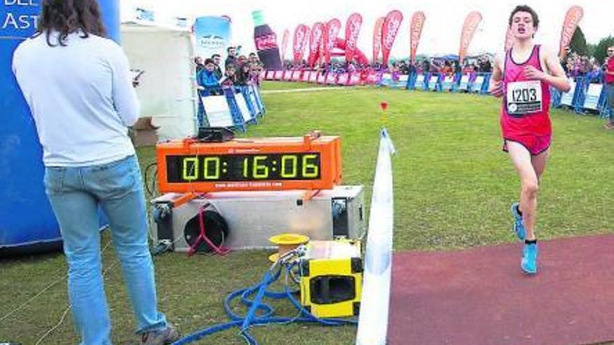 Un atleta, durante una de las pruebas. / irma collín