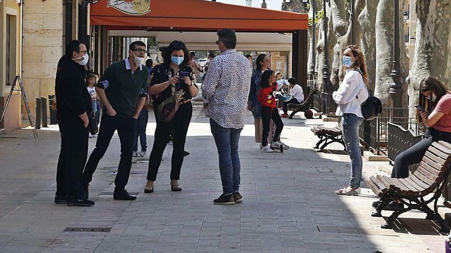 Vecinos conversando en una calle de Carcaixent la pasada semana.