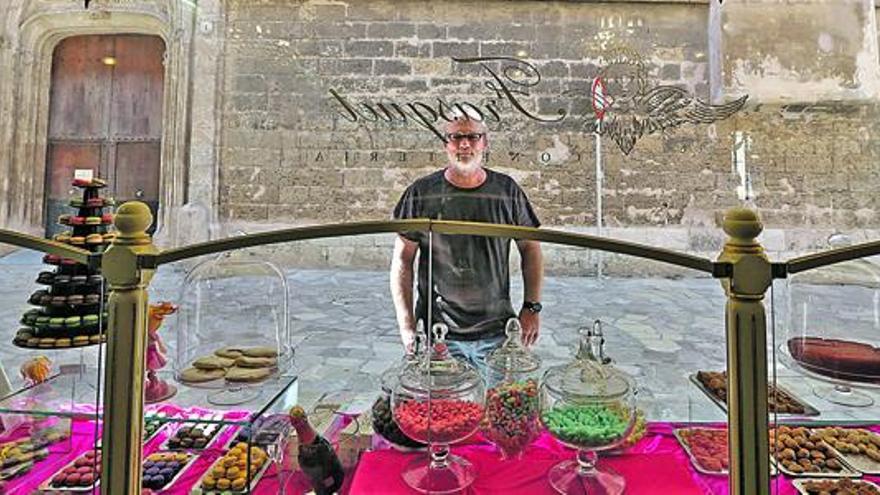 El propietario de Can Frasquet, Jordi Casasayas, en el exterior del establecimiento situado junto a la iglesia de Sant Nicolau.