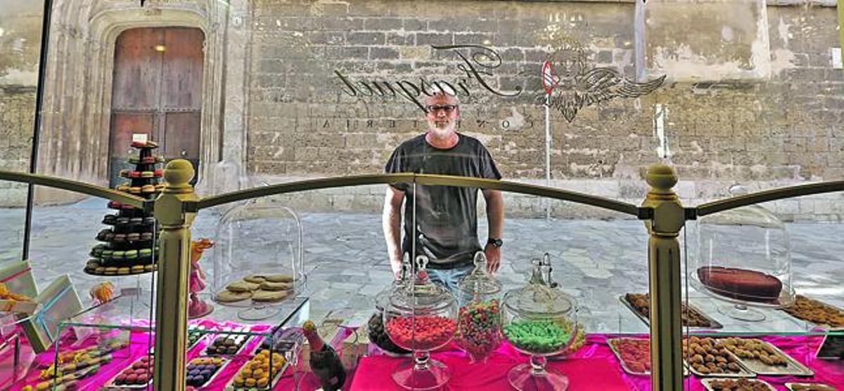 El propietario de Can Frasquet, Jordi Casasayas, en el exterior del establecimiento situado junto a la iglesia de Sant Nicolau.